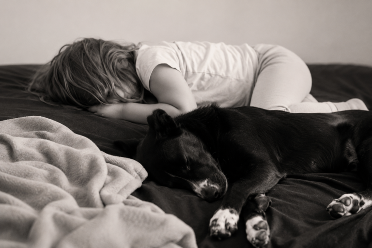 Schlaf – eine der wichtigsten Grundlagen für Gesundheit und Verhalten. Beim Menschen und beim Hund.